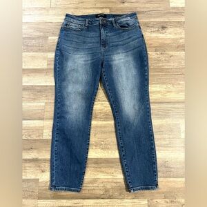 Judy Blue Woman’s Stretchy Mid Wash Mid Rise Boyfriend Fit Jeans Size 15/32